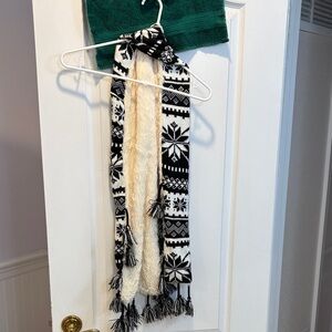 NWT Black and White Patterned Scarf
